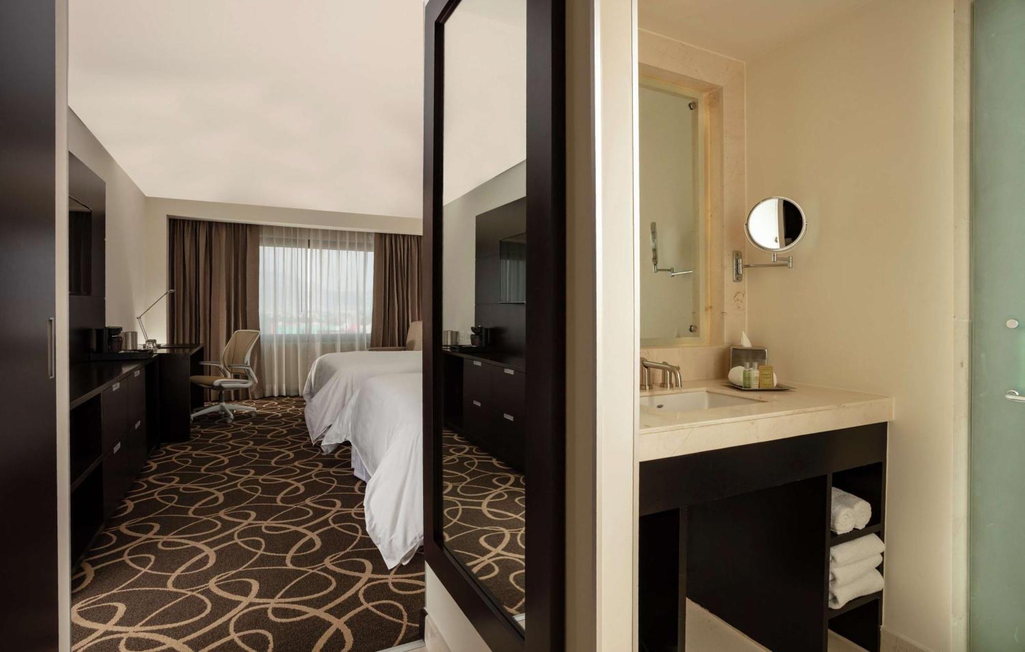 Hotel Doubletree By Hilton Toluca Exterior foto